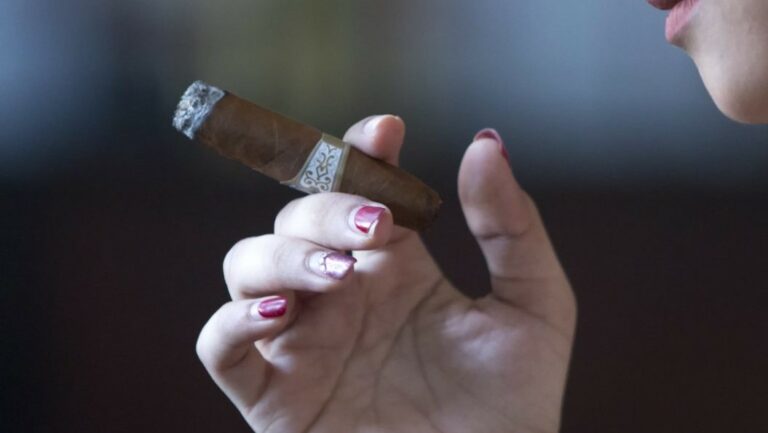 Clutu Rokok Cerutu vs Rokok, Mana yang Lebih Baik - inakini.com | Berita hari ini ...