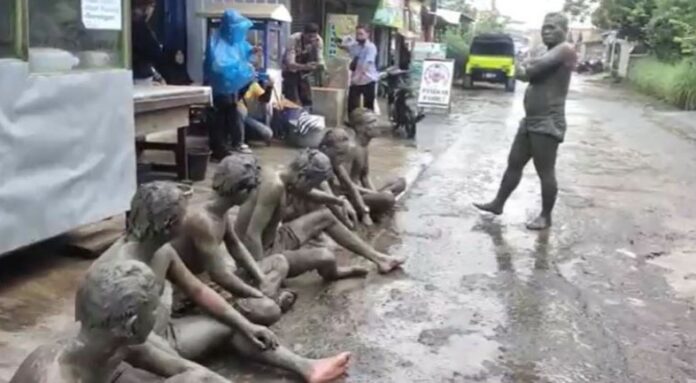 Bentuk Protes Jalan Berlubang Tak Kunjung Diperbaiki, Warga Pemalang Gelar Aksi Mandi Lumpur
