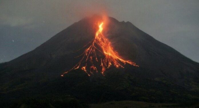 Merapi Muntahkan Awan Panas Guguran, Area Sekitarnya Hujan Diguyur Hujan Abu