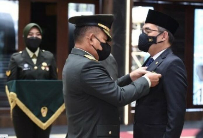 KSAD Jenderal Dudung Anugerahi Bintang Tanda Kehormatan Bintang Kartika Eka Paksi Utama ke Ketua BPK