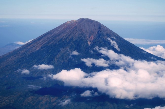 5 Gunung Paling Suci di Dunia, Nomor 3 Ada di Indonesia