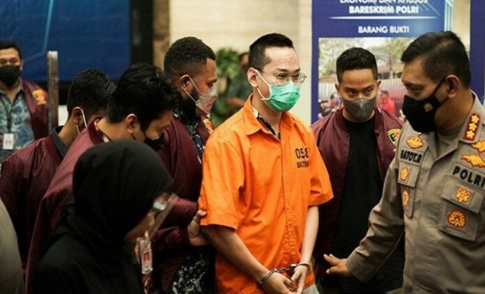 Rugi Sampai Rp 83 Miliar, Total Korban Indra Kenz Capai 144 Orang, Adakah Korban Lainnya? INAKINI.COM - Kasus penipuan berkedok trading online dengan tersangka Indra Kenz masih berlanjut. Terdapat catatan dari Direktorat Tindak Pidana Ekonomi Khusus (Dit Tipideksus) Bareskrim Polri telah menyatakan bahwa sejauh ini tercatat mencapai 144 korban penipuan Indra Kenz di aplikasi Binomo. Total korban dari Indra Kenz mencapai 144 orang hingga kerugian totalnya terhitung Rp 83.365.707.894. Dikutip dari pernyataan Kasibudit II Ditipideksus Bareskrim Polri, Kombes Candra Sukma Kumara, Jakarta pada Kamis 9 Juni 2022 menyatakan â€œKerugian para korban afiliator IK sebanyak 144 orang sekitar Rp 83.365.707.894,â€ kata Candra. Pihak kepolisian juga sudah berhasil memeriksa 131 saksi di kasus Indra Kenz. Bahkan terdapat 7 ahli yang diminati keterangan. â€œPemeriksaan saksi sebanyak 131 orang dan saksi ahli sebanyak 7 orang,â€ kata Candra. Pihak Bareskrim Polri sebelumnya telah menetapkan tersangka Indra Kesuma atau kerap disapa Indra Kenz dalam kasus dugaan judi online, penyebaran hoaks, penipuan sampai kasus TPPU mengenai aplikasi Binomo. Mengenai kasus Binomo tersebut Polri telah menetapkan tujuh orang sebagai tersangka. Dari 7 orang tersangka tersebut terdiri dari Brian Edgar Nababan, Wiky Wandara Nurhalim, Indra Kenz, Fakarich atau Fakar Suhartami Pratama, Nathania Kesuma, Vanessa Khong, dan Rudiyanto Pei.