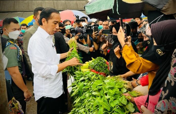 Presiden Jokowi Bagikan Bansos, Tidak Lupa Cek Harga Minyak di Pasar Baros