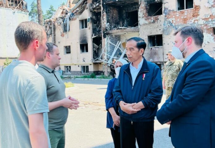 Kunjungi Kompleks Apartemen Lipky, Ukraina, Presiden Jokowi Tak Ingin Lagi ada Kota yang Rusak Akibat Perang (sumber foto : setkab.go.id)