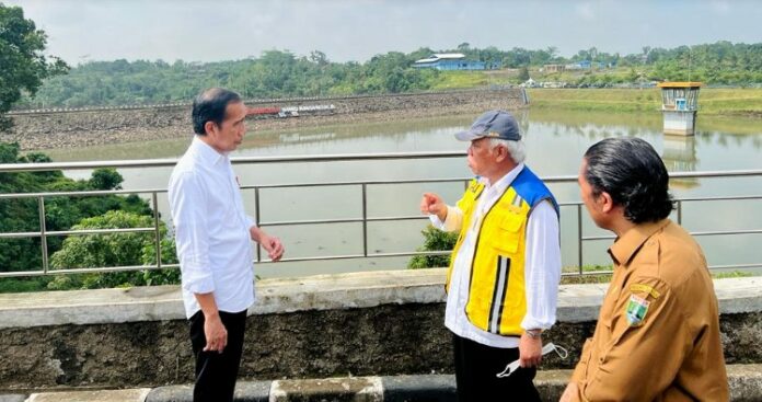 Presiden Jokowi Meninjau Bendungan Sindangheula, Harapkan Ada Manfaat Bagi Rakyat (sumber gambar : Setkab.go.id)