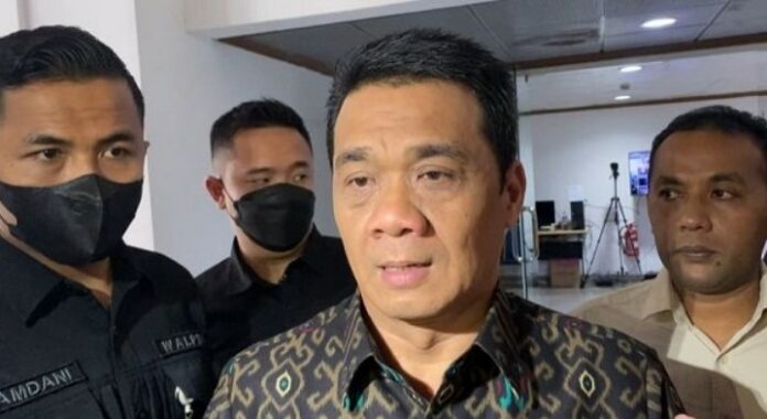 Pesan Wagub DKI Jakarta di Hari Anak Nasional, Ajak Semua Orang Tua Beri Pelukan Terbaik INAKINI.COM - Peringati Hari Anak Nasional, Wagub DKI Jakarta, Ahmad Riza Patria memberi ajakan kepada semua orang tua untuk bisa memberi pelukan terindah ke anaknya pada Sabtu 23 Juli 2022. Hal tersebut dilakukan sebagai satu pesan penting memperingati Hari Anak Nasional yang jatuh pada hari ini. â€œKami mengajak seluruh orang tua memberikan pelukan teirndah untuk anak-anaknya pada hari ini,â€ kata Ariza di halaman instagramnya @arizapatria pada Sabtu 23 Juli 2022. Tidak lupa bahwa Wagub DKI Jakarta tersebut memberi harapan ke semua anak Indonesia untuk memiliki akhlak mulia dan prestasi lebih tinggi sehingga dapat memberi kebanggaan ke orang tua. â€œSelamat Hari Anak Nasional 2022. Semoga seluruh anak-anak kita mulia akhlaknya, peduli sesama dan lingkungan, serta berpretasi di bidang yang mereka cintai,â€ kata Ariza. Ariza juga menambahkan bahwa anak-anak menjadi salah satu hal terpenting pada kehidupan masyarakat. Terutama untuk bisa mewujudkan pembangunan nasional secara berkelanjutan. â€œBerdasarkan sensus penduduk 2020 jumlah anak Indonesia mencapai 29.5 persen dari total penduduk Indonesia. Anak-Anak menjadi salah satu kelompok masyarakat paling penting untuk diperhatikan demi wujudkan tujuan pembangunan nasional di masa kini dan nanti,â€ kata Ariza. Tidak lupa bahwa Ariza kembali melihat pemenuhan hak bagi anak-anak terhadap proteksi terciptanya generasi tangguh dan berkualitas. Tidak hanya itu, cita-cita setiap anak Indonesia perlu diperhitungkan sebagai satu wujud terciptanya semua aspek dengan proteksi di semua aspek ke pihak anak-anak. â€œPemenuhan hak dan perlindungan bagi seluruh anak merupakan kunci penciptanya generasi yang tangguh berkualitas dan berbudi luhur. Mari kita bentuk karakter dan titik anak-anak kita menjadi generasi terbaik untuk mewujudkan cita-cita bangsa Indonesia,â€ kata Ariza.
