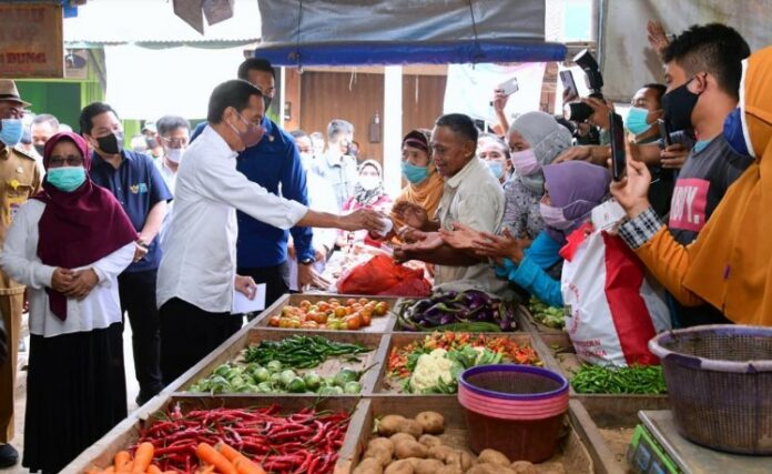 Presiden Jokowi Beri Bantuan Sosial Guna Picu Tingkatkan Daya Beli Ekonomi Warga