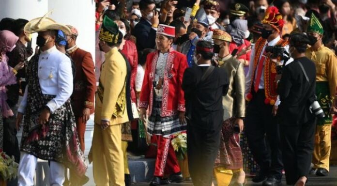 Pimpin Upacara Kemerdekaan RI ke 77, Presiden Jokowi Kenakan Baju Adat Buton (Sumber Foto : AntaraFoto/Pool/Sigid Kurniawan)