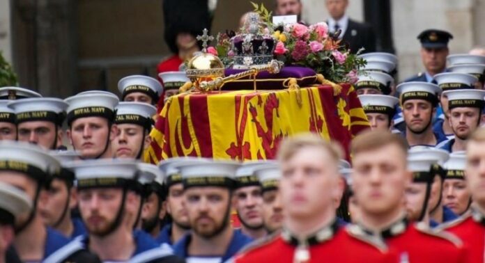 Prosesi Pemakaman Ratu Elizabeth II, Peti Dibawa ke Westminster Abbey (sumber foto : Reuters)