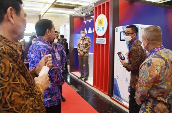 Presiden Jokowi Tinjau SPBKLU Guna Lihat Kemudahan Tukar Baterai Motor Listrik