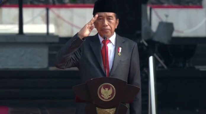 Presiden Jokowi Menjadi Inspektur Upacara Parade Senja di Kemhan