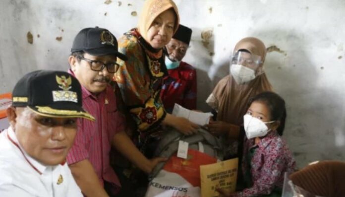 Beri Respon Cepat, Mensos Risma Beri Santunan dan Bantuan Korban Bencana Banjir di Lampung Selatan