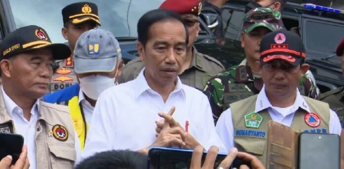Jokowi Kunjungi Korban Gempa Cianjur di Gacol, Beri Bantuan Makanan dan Mainan Anak