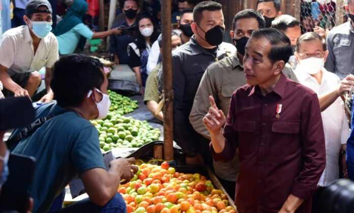 Presiden Berjalan Kaki Dalam Kunjungan ke Minahasa Utara, Ternyata Ini Penyebabnya