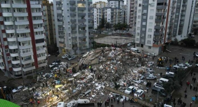 Gempa Dahsyat di Turki, Korban Tewas Tembus 1.200 Orang (Sumber gambar : Anadolu Agency via Getty Images/Anadolu Agency)