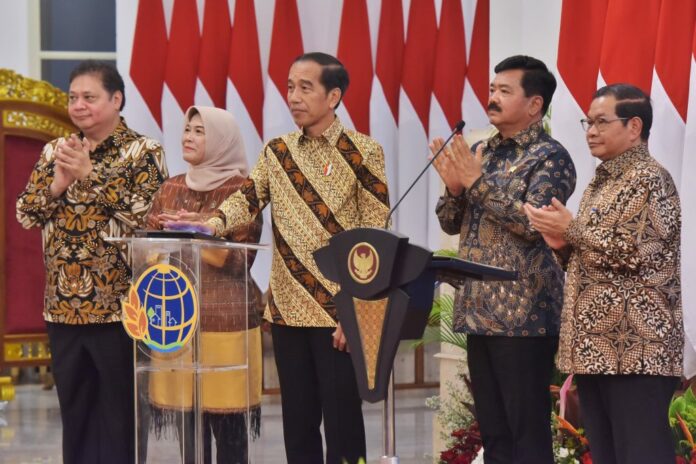 Jokowi Luncurkan dan Serahkan Sertifikat Tanah Elektronik