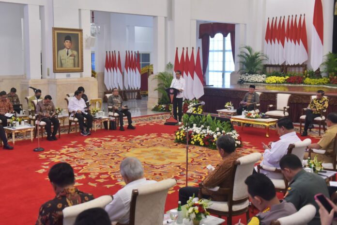 Presiden Jokowi memimpin Sidang Kabinet Paripurna di Istana Negara, Jakarta pada 11 Desember 2023.