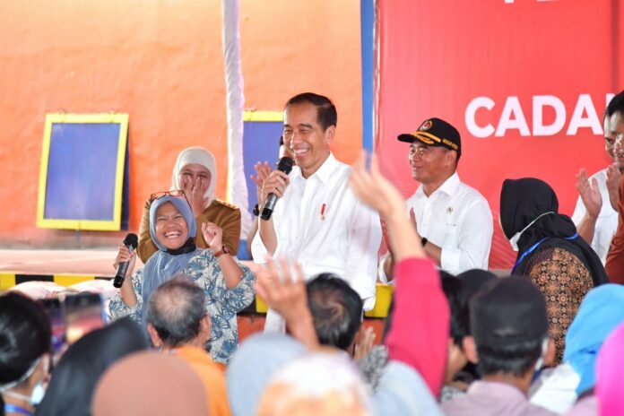 Salurkan Bantuan Pangan CBP, Jokowi: Berpesan Jika APBN Cukup akan Dilanjutkan-