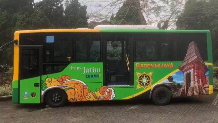 Bus Trans Jatim yang operasionalnya didukung oleh DAMRI.